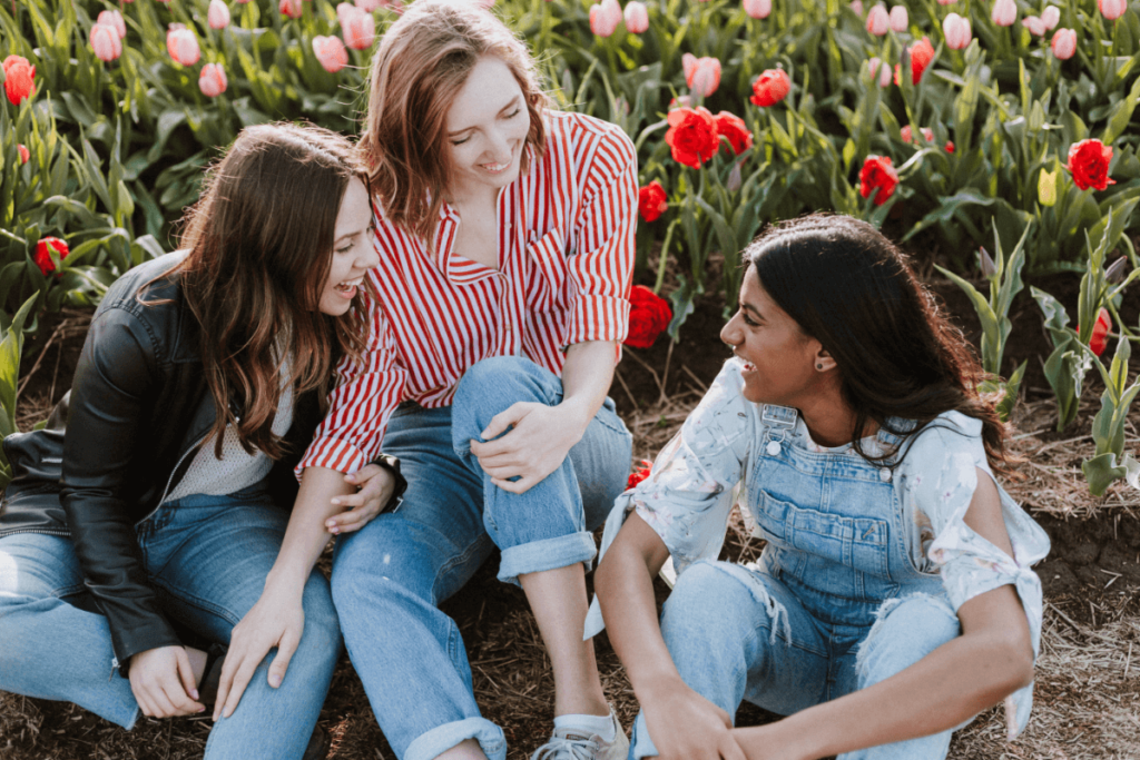 friends-talk-in-tulip-field